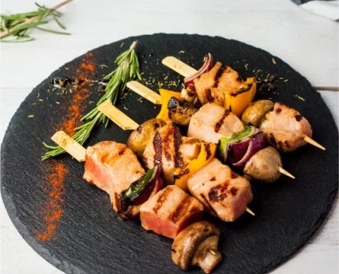 brochetas de atun y verduras