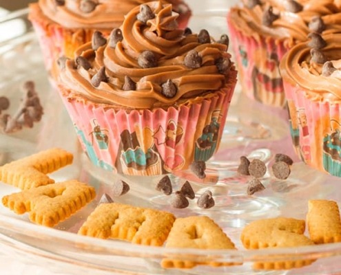 cupcakes de vainilla y crema de chocolate