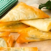 triángulo de pasta filo relleno