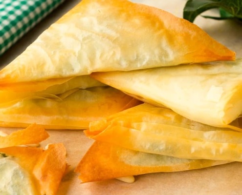 triángulo de pasta filo relleno