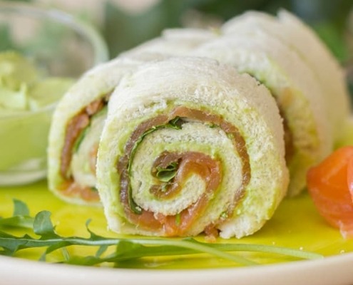 rollo de salmón y aguacate