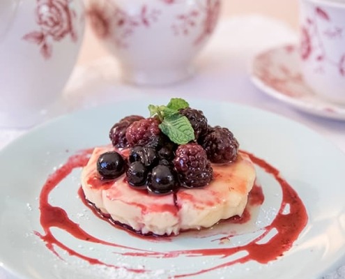 tartaletas de crema pastelera y frutas del bosque