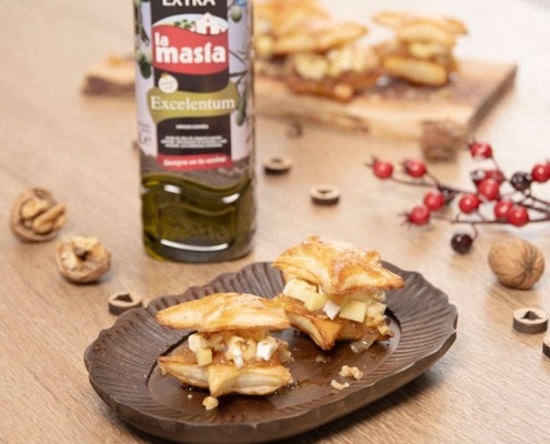 Receta casera de Canapés de hojaldre con manzana, cebolla caramelizada y queso brie