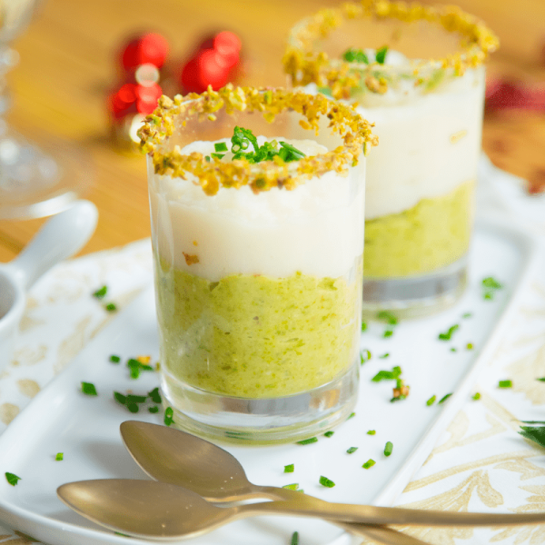 Vasitos de crema de espárragos verdes con bacon y puré de coliflor